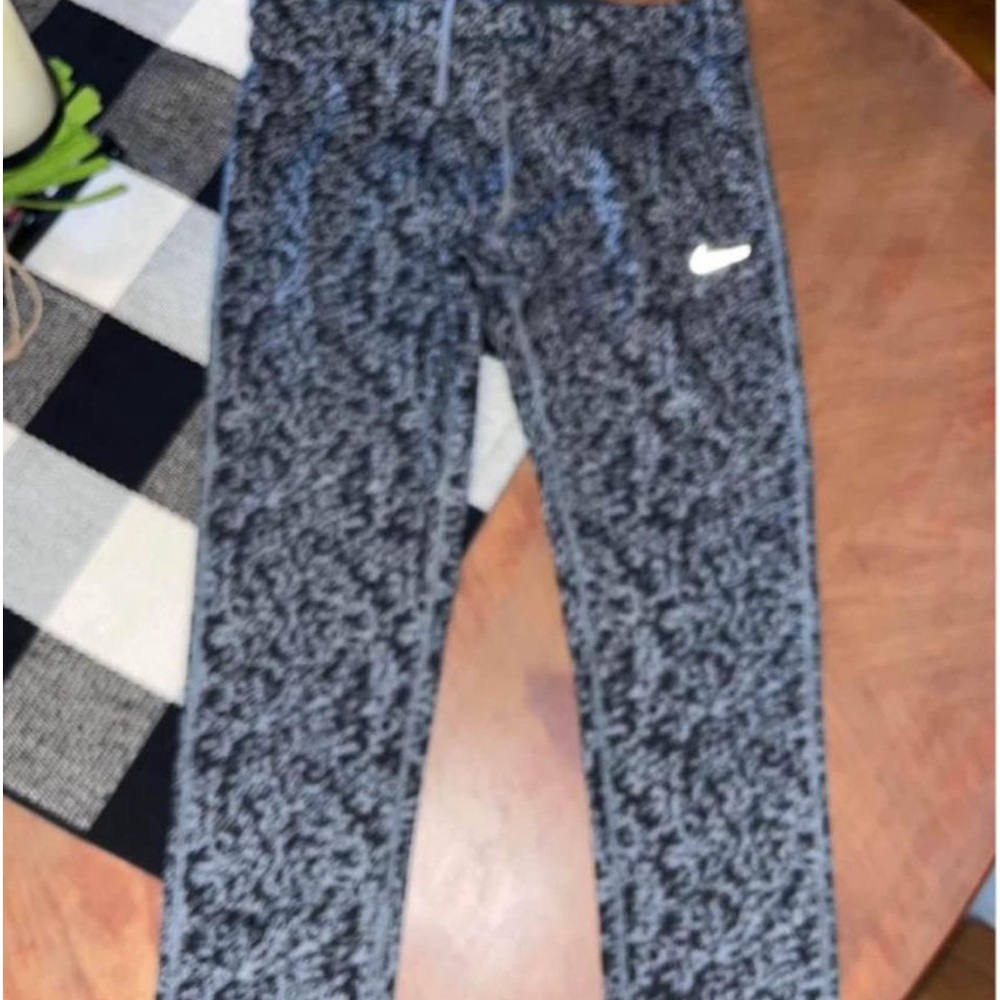 Nike Caris sz M